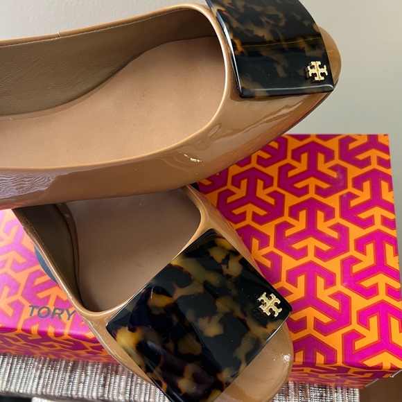 NWT TORY BURCH Patent Leather Tan Flats with Tortoise Detail. Size 9 - Picture 7 of 11